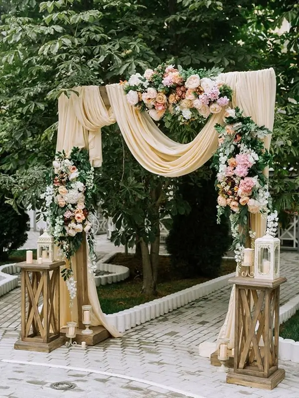 4 elementos que no pueden faltar en tu boda romántica. 2 Altar romatico pachangapartystudio